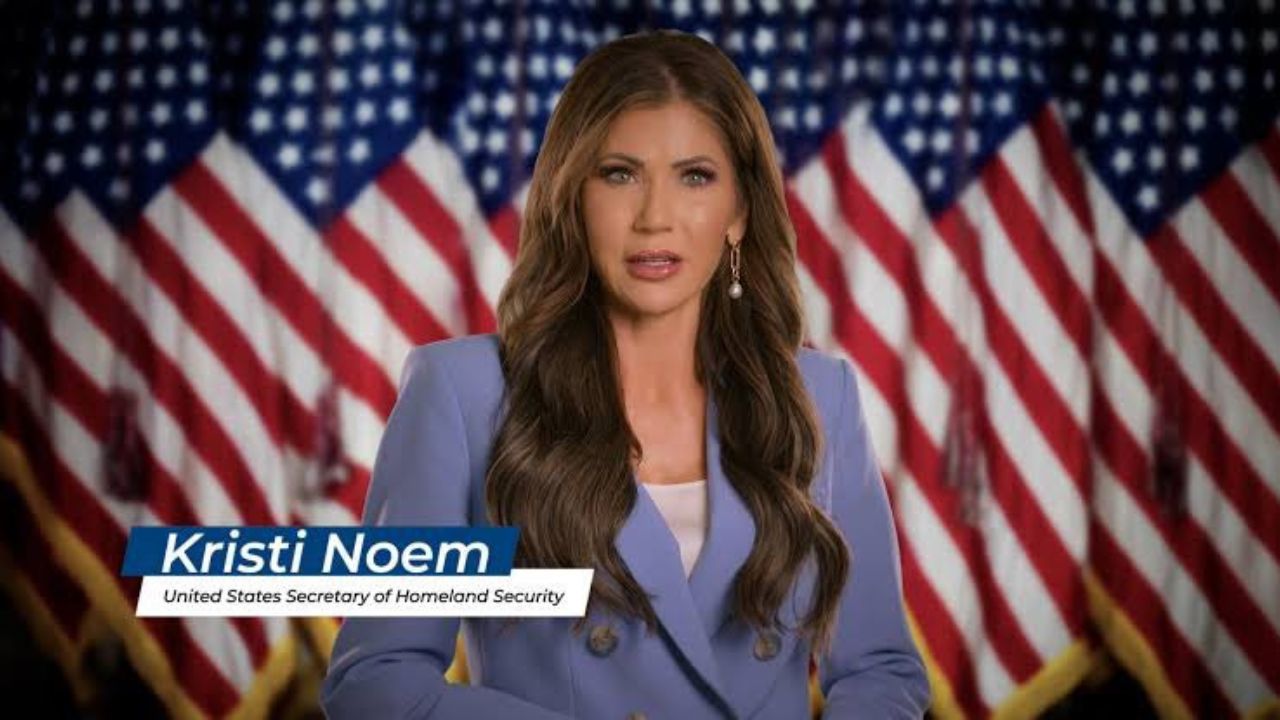 Estados Unidos transmite, en televisión abierta de México y en horario estelar, campaña contra migrantes con la imagen de Kristi Noem.