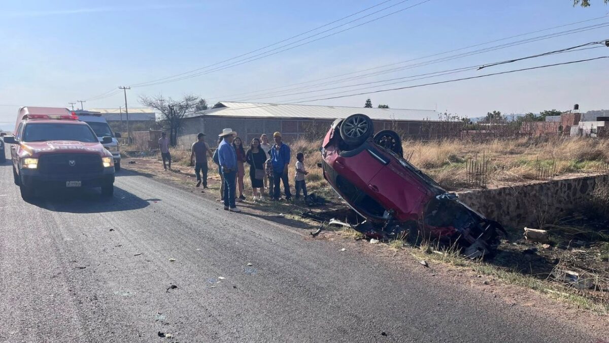 En un accidente carretero en la salida a León en Arandas, Jalisco, causó la muerte de un sacerdote identificado como Luis Jairo Hernández.