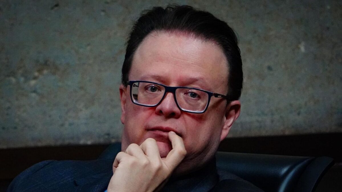 El magistrado Felipe de la Mata propuso quitar las restricciones y que el TEPJF avale que promuevan el voto en la elección judicial.