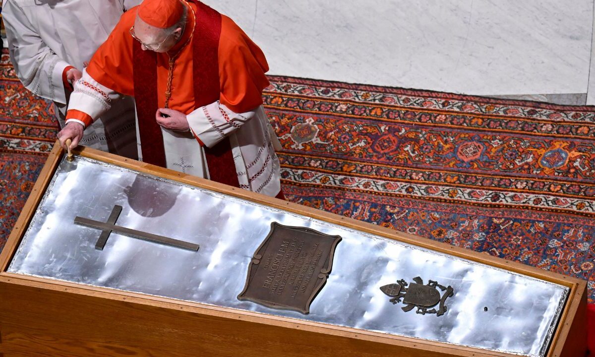 La capilla ardiente del Papa Francisco reunió a 250 mil fieles; su predecesor Benedicto XVI congregó a 195 mil personas en 2022.