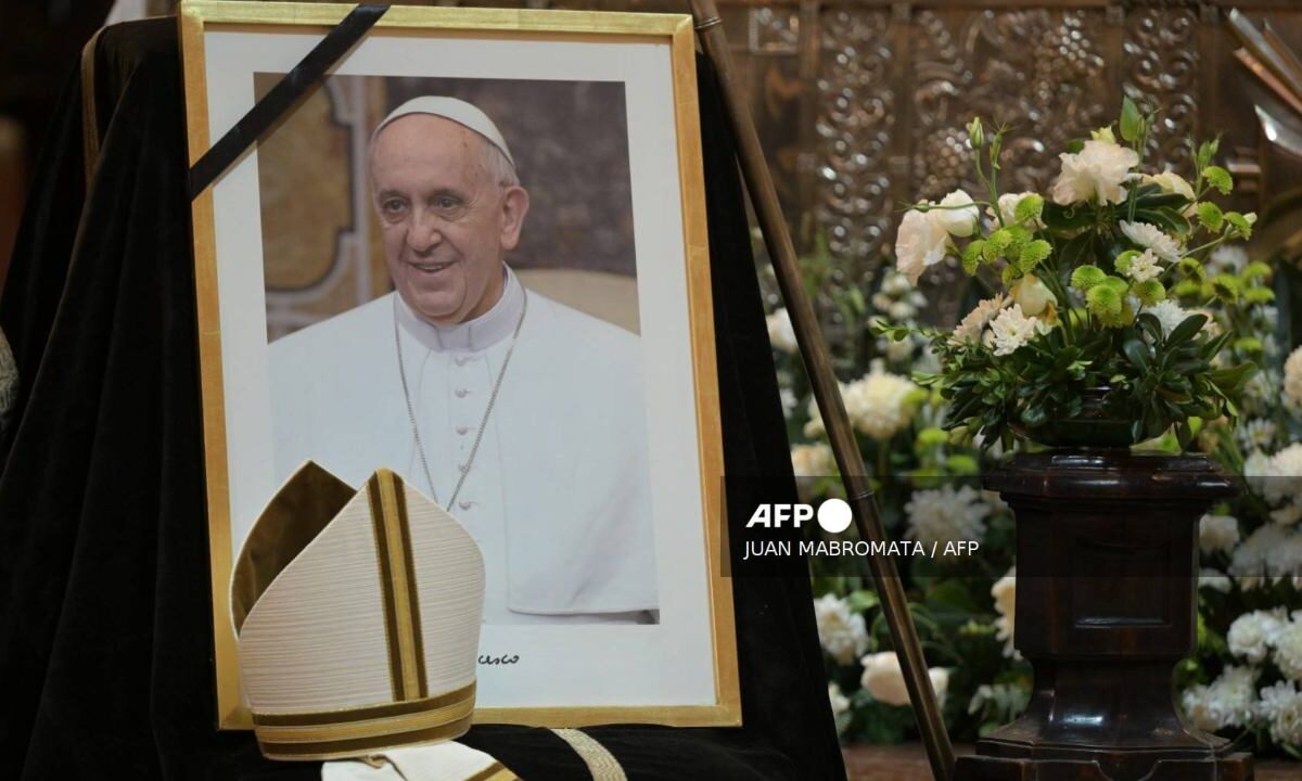 Los fieles católicos ya empiezan a darle el último adiós al papa Francisco.