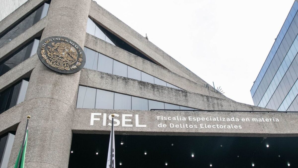 La Fiscalía Especializada en materia de Delitos Electorales (FISEL), de la Fiscalía General de la República (FGR), capacitó a 6 mil 168 personas servidoras públicas de diversas dependencias del Gobierno federal, en el marco de las elecciones del Poder Judicial Federal, en el que se elegirán por el voto a ministros, magistrados y jueces el próximo 1 de junio.