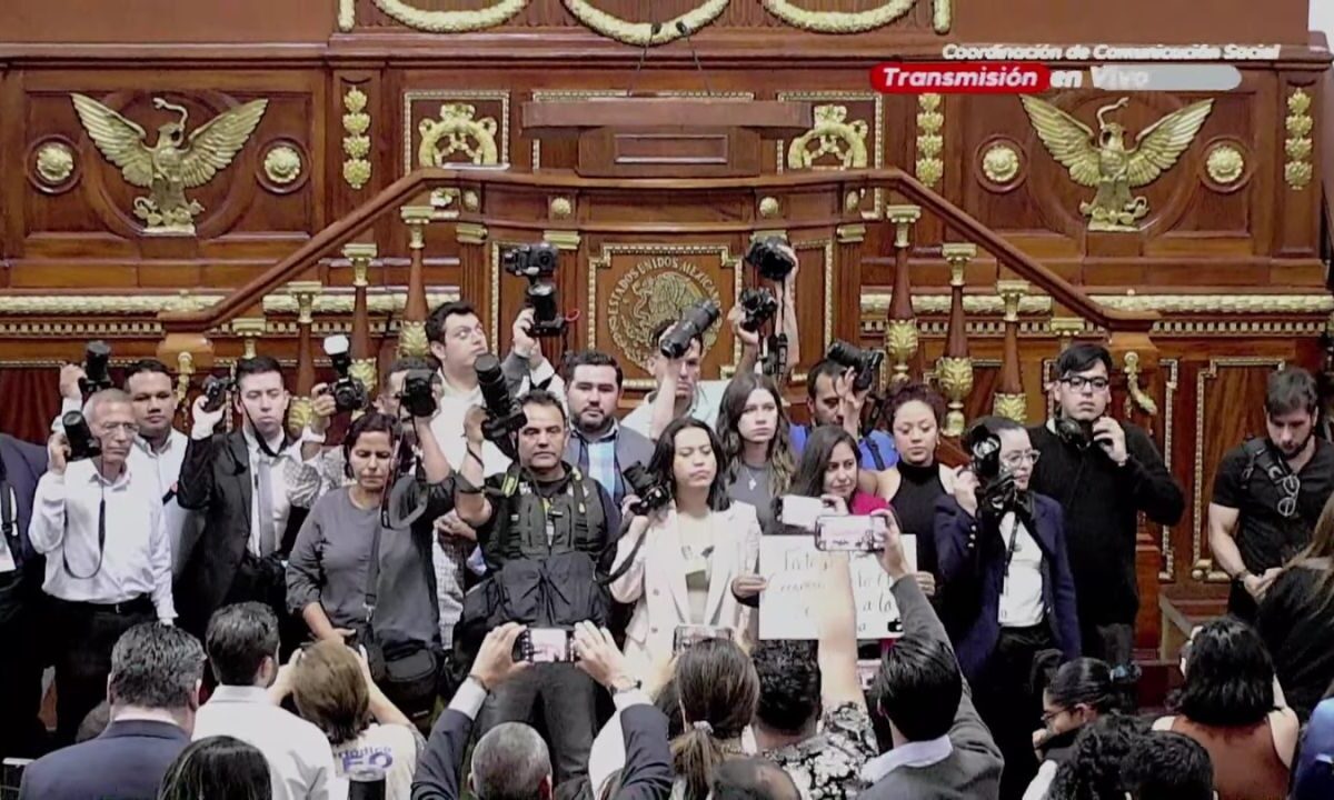 Fotógrafos y periodistas que cubren la fuente en el Congreso de CDMX pidieron un minutos de silencio por las víctimas del Festival Ceremonia.