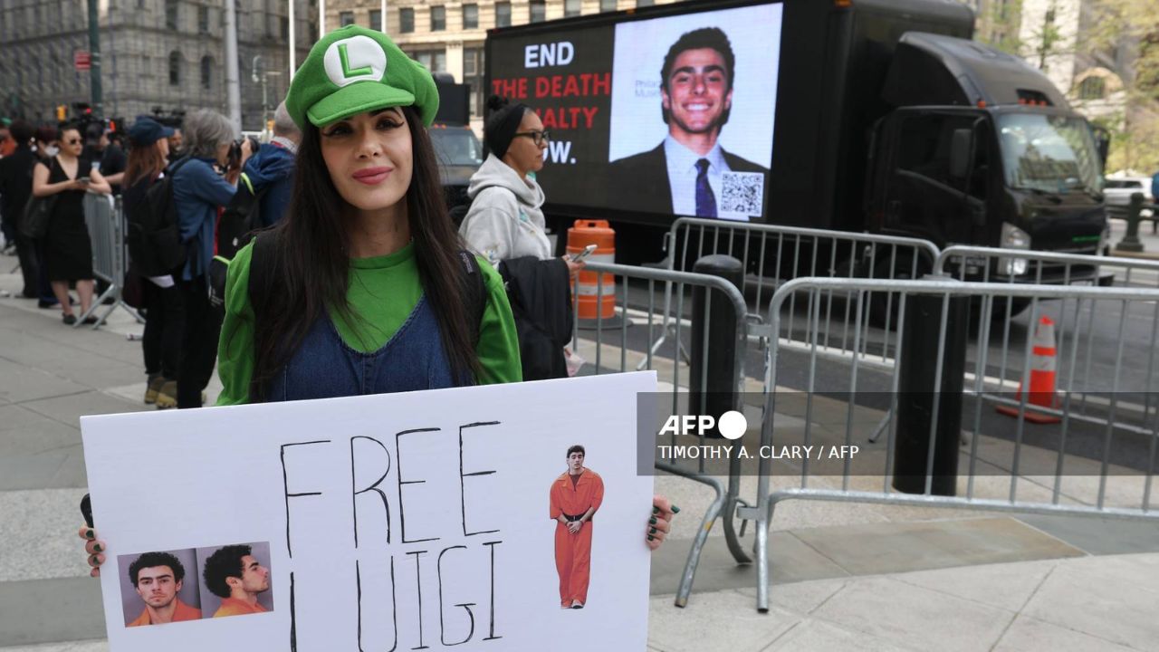 Protestan al exterior del tribunal de Manhattan en favor de Luigi Mangione.