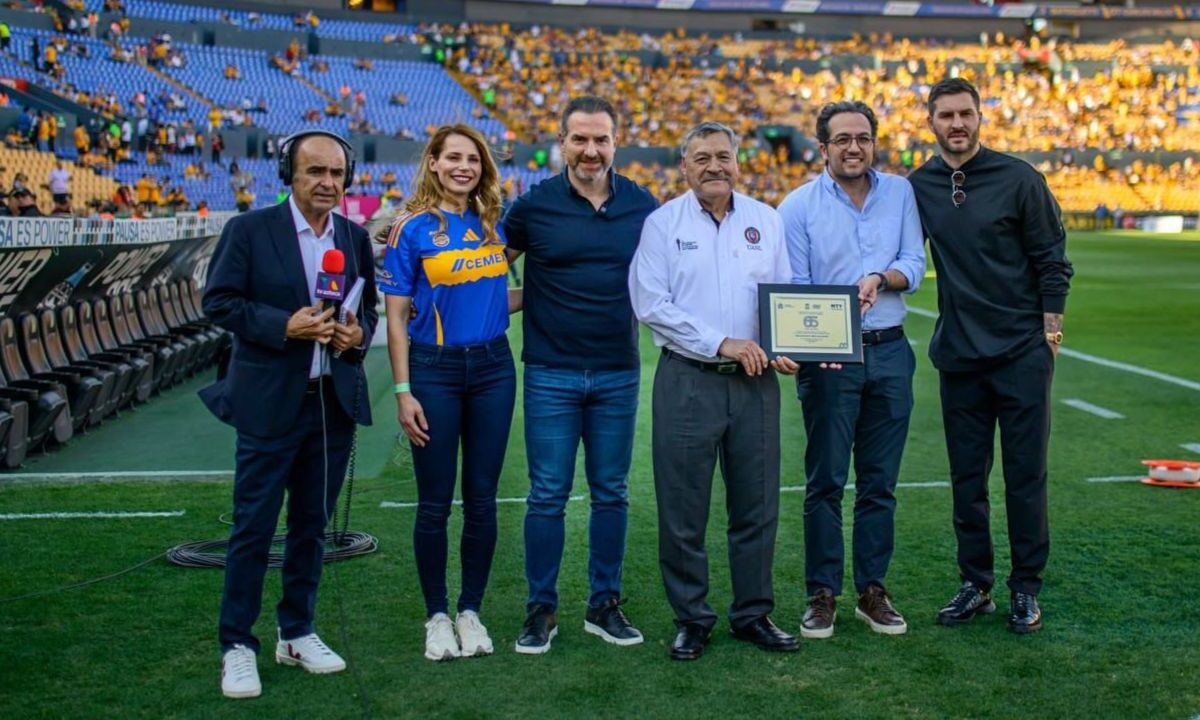 El alcalde de Monterrey, Adrián de la Garza ofreció realizar los trámites necesarios para la construcción del nuevo estadio para Tigres.