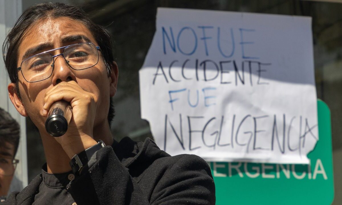 Alumnos de la FES Aragón de la UNAM exigieron no dejar impune los hechos y colocaron ofrendas para Berenice y Miguel.