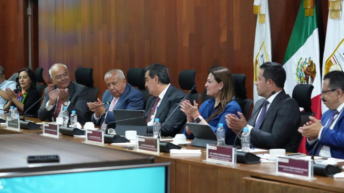 El Instituto Nacional de Migración oficializó la salida de Francisco Garduño Yañez como su titular, su relevo será Sergio Salomón.