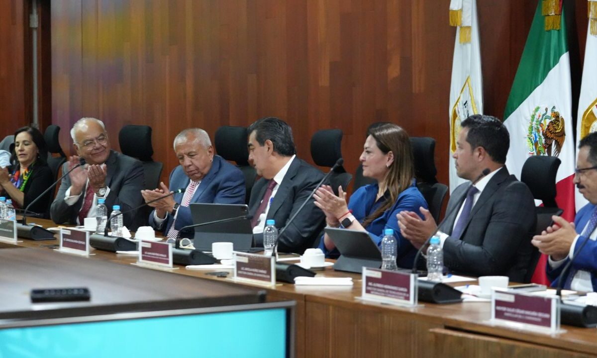 El Instituto Nacional de Migración oficializó la salida de Francisco Garduño Yañez como su titular, su relevo será Sergio Salomón.