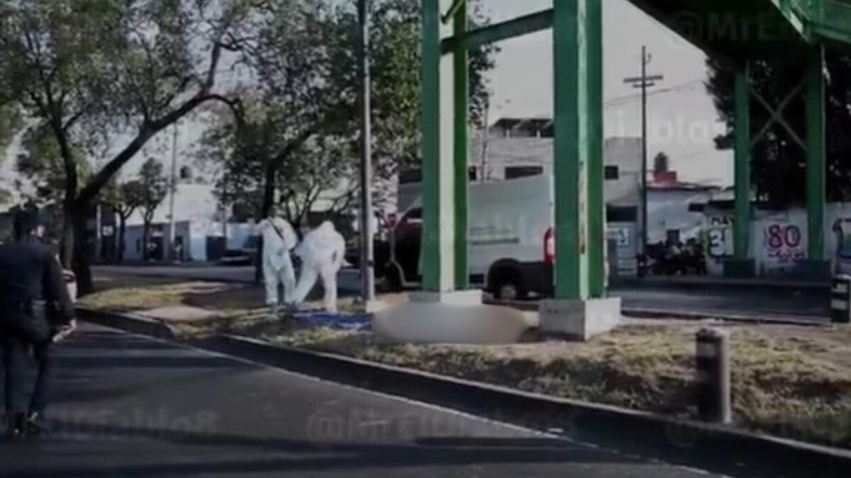 Hallan sin vida a una persona en puente peatonal de Calzada Ignacio Zaragoza; autoridades capitalinas acordonaron la zona.