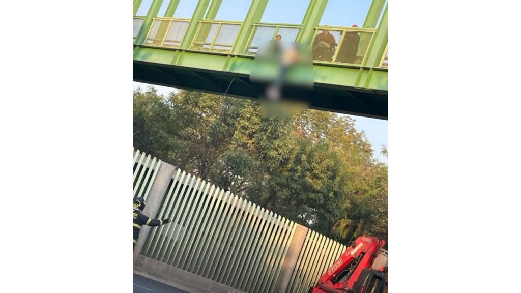 Autoridades capitalinas acordonaron la zona tras el hallazgo del cuerpo de un hombre en un puente peatonal.