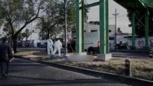 Hallan sin vida a una persona en puente peatonal de Calzada Ignacio Zaragoza; autoridades capitalinas acordonaron la zona.