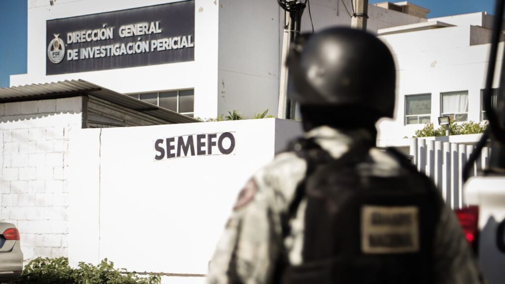 Los cuerpos los trasladaron en el Semefo ubicado en Culiacán.