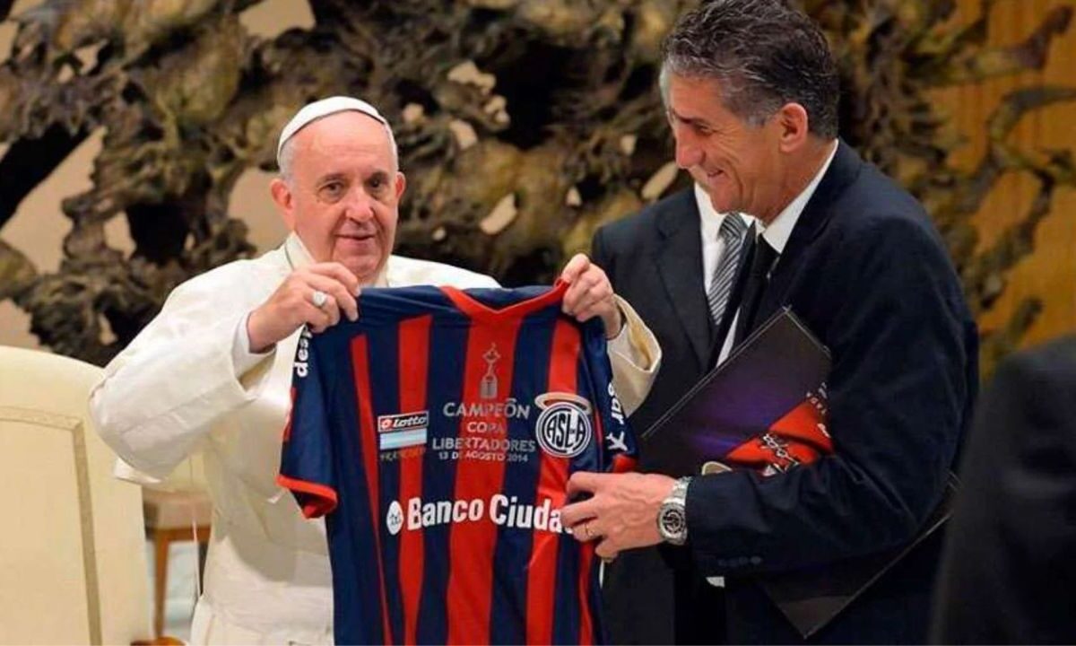 Homenajea San Lorenzo al Papa Francisco
