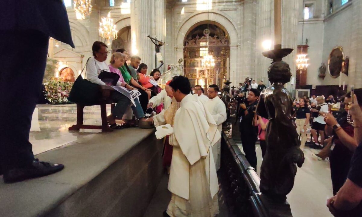 La Iglesia reconoce falta de caridad y atención con buscadoras, y lava sus pies.