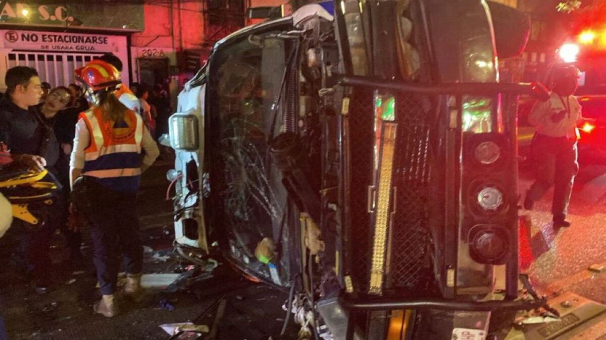 Auto impacta a ambulancia, creando un accidente en la Doctores