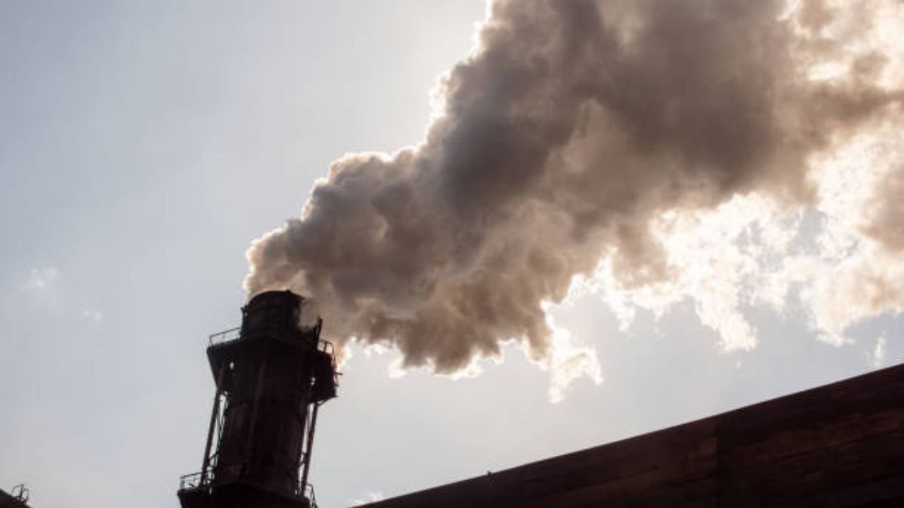 La tasa se aplicará a quienes descarguen contaminantes a la atmósfera y el agua, entre otros, explicó el especialista.