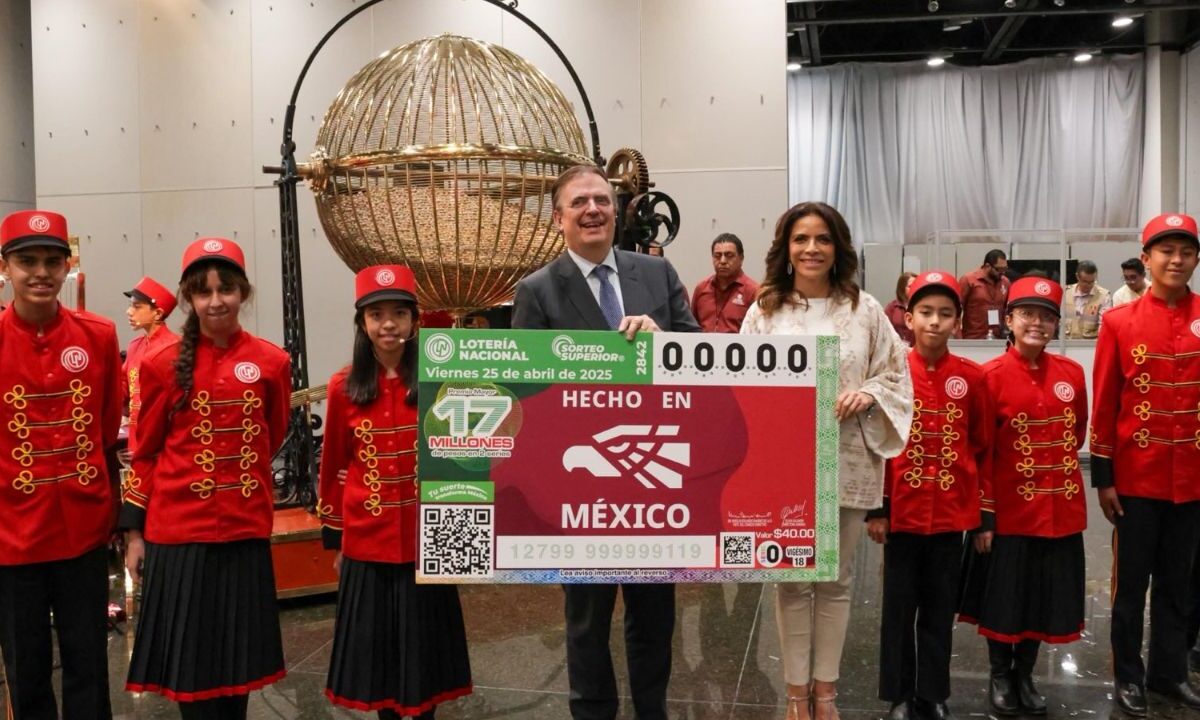 Dicho sorteo estuvo encabezado por el secretario de Economía, Marcelo Ebrard, y por la directora de la Lotería Nacional, Olivia Salomón, quienes coincidieron en sumar esfuerzos para lograr mayor impacto de la marca.