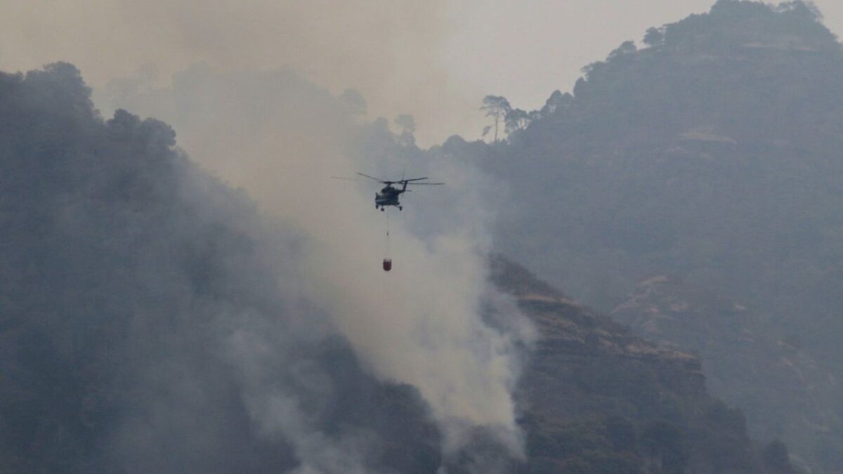 Son utilizados helicópteros para tratar de controlar las llamas de los fuegos que azotan al país.