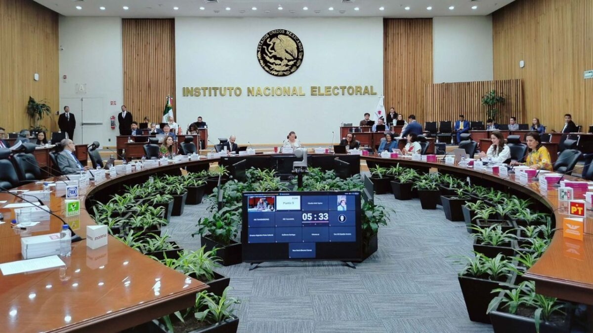 El INE determinó improcedente dictar las medidas cautelares solicitadas en ambas quejas.