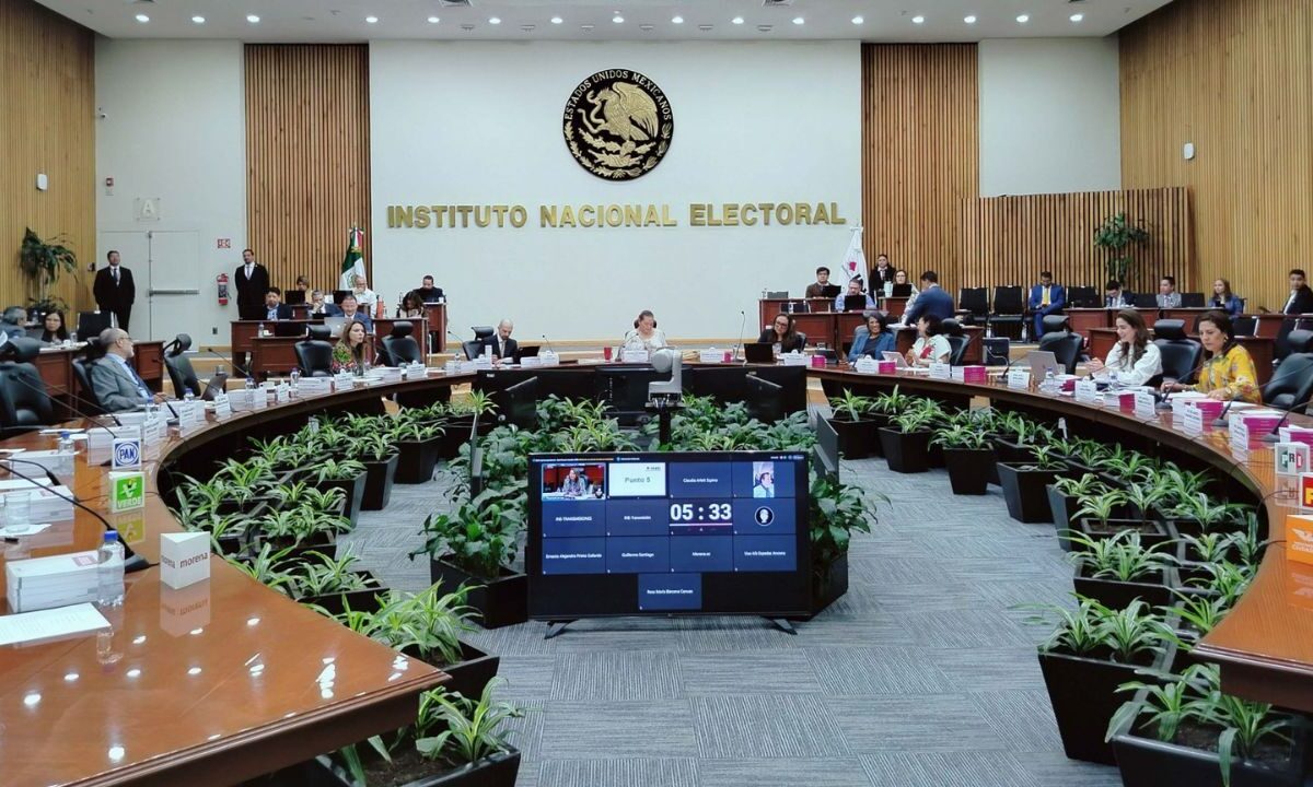 El INE determinó improcedente dictar las medidas cautelares solicitadas en ambas quejas.
