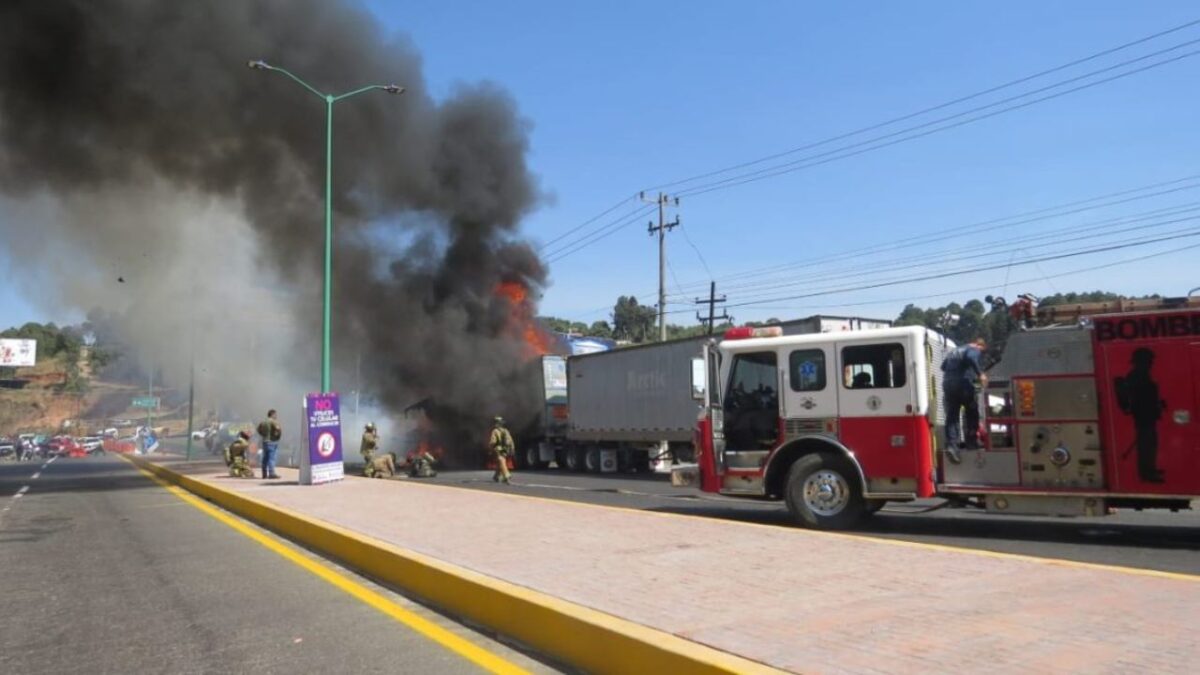 Libres 7 puntos carreteros en Michoacán tras bloqueos y quema de vehículos.