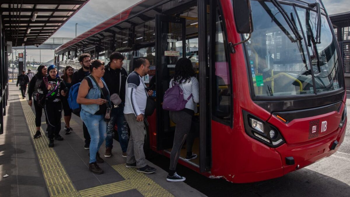 Llaman a garantizar condiciones de transporte público para personas de talla baja en la CDMX.