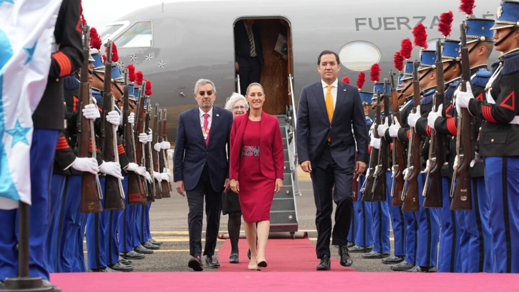 Llega Claudia Sheinbaum a Tegucigalpa, Honduras