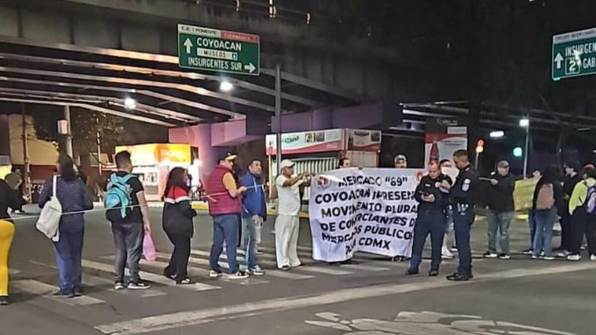 Presuntos locatarios del Mercado de Coyoacán bloquean Río Churubusco; señalan a supuestos personal de la alcaldía de Coyoacán por presuntamente extorsionarlos.