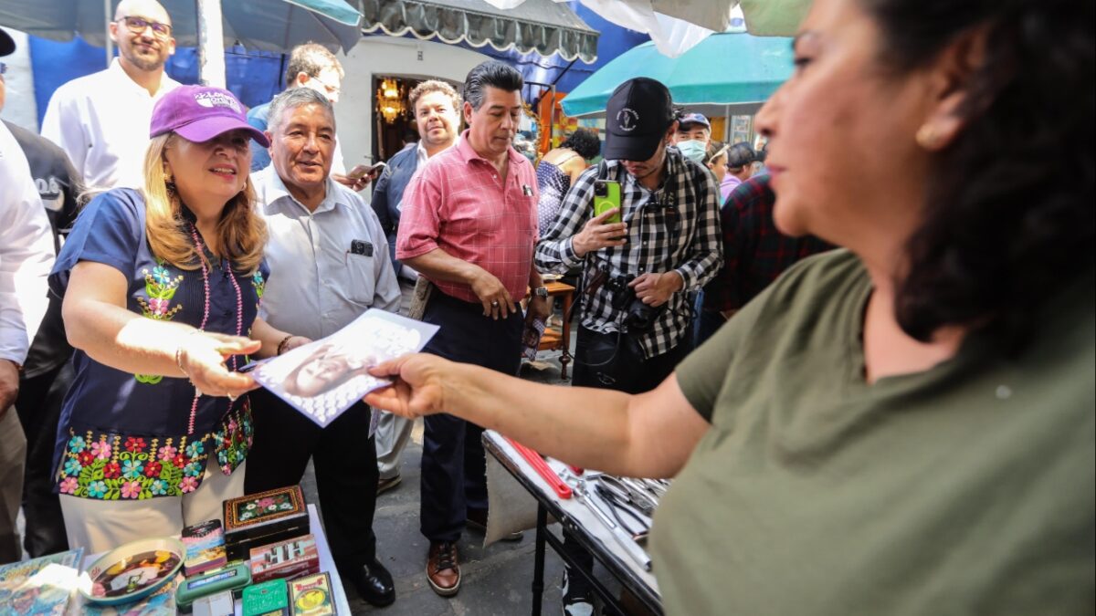 Loretta Ortiz en tianguis dr la Plazuela de los Sapos en Puebla