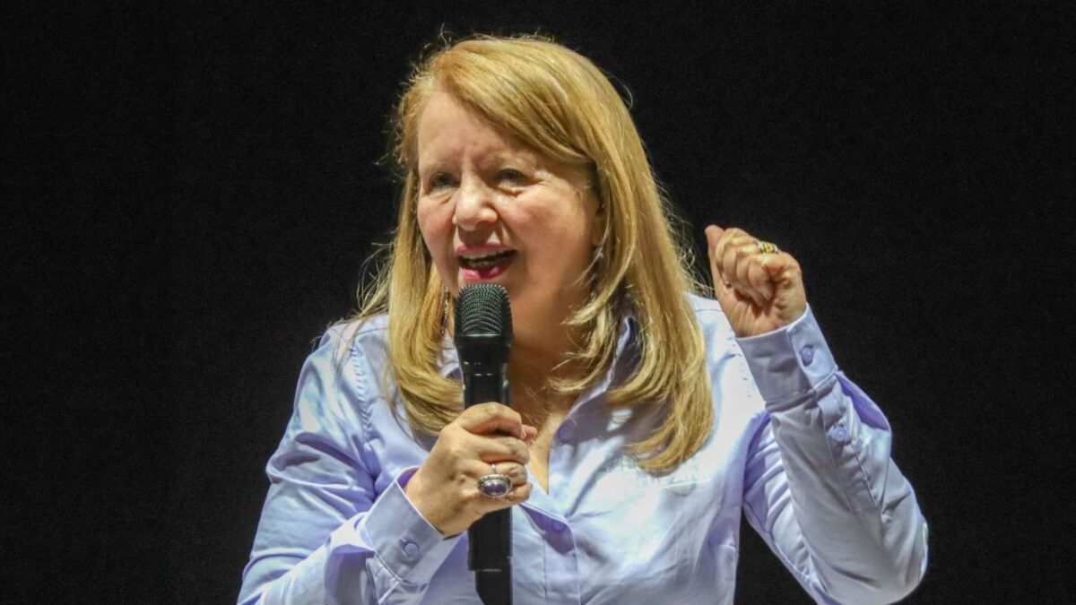 La ministra Loretta Ortiz acusó que existe una guerra sucia en su contra.