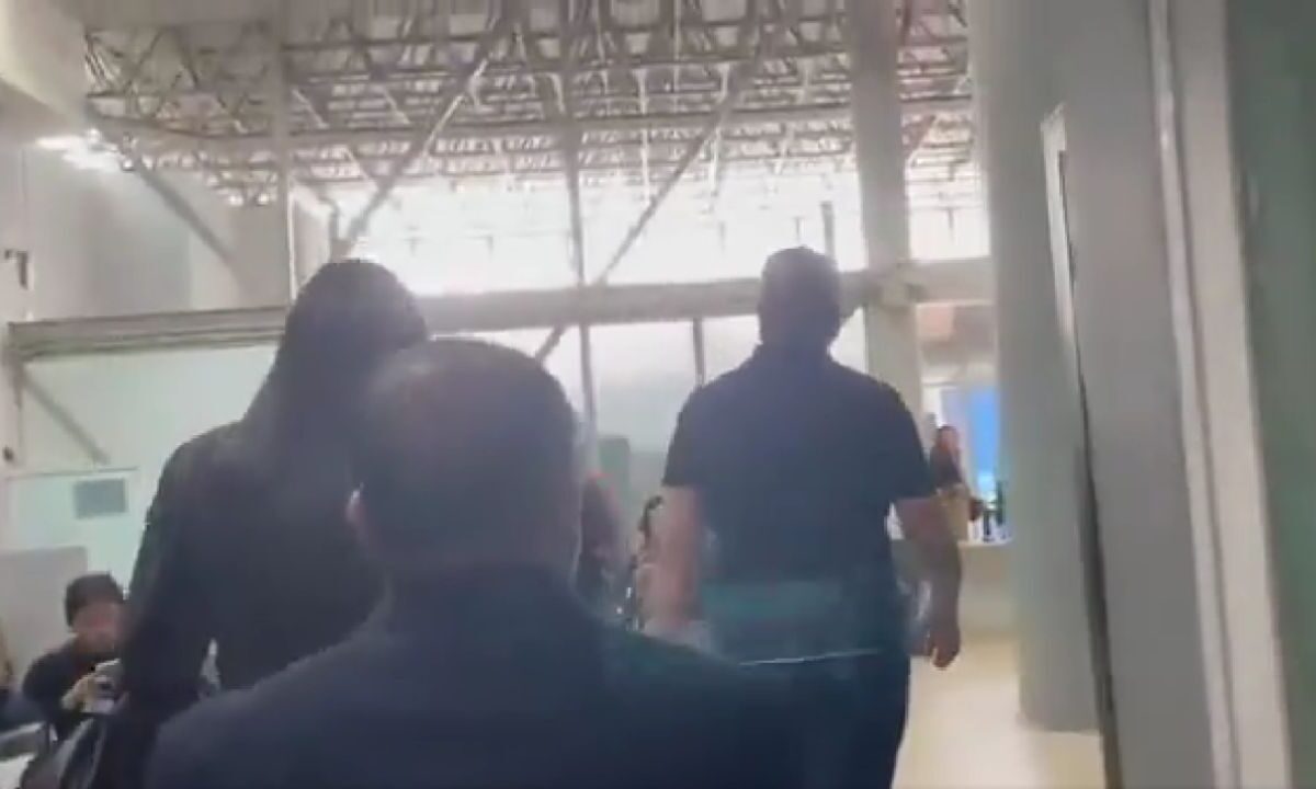 Los Alegres del Barranco acuden a comparecer ante la Fiscalía de Jalisco.