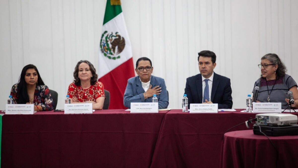 “Reconocer, en primer lugar, la lucha que han dado en este tema, lo que nos obliga a dar mejores resultados. Respetamos su dolor, tienen nuestra solidaridad”. Con estas palabras la secretaria de Gobernación, Rosa Icela Rodríguez arrancó la sexta mesa de diálogo con colectivos de búsqueda de personas.