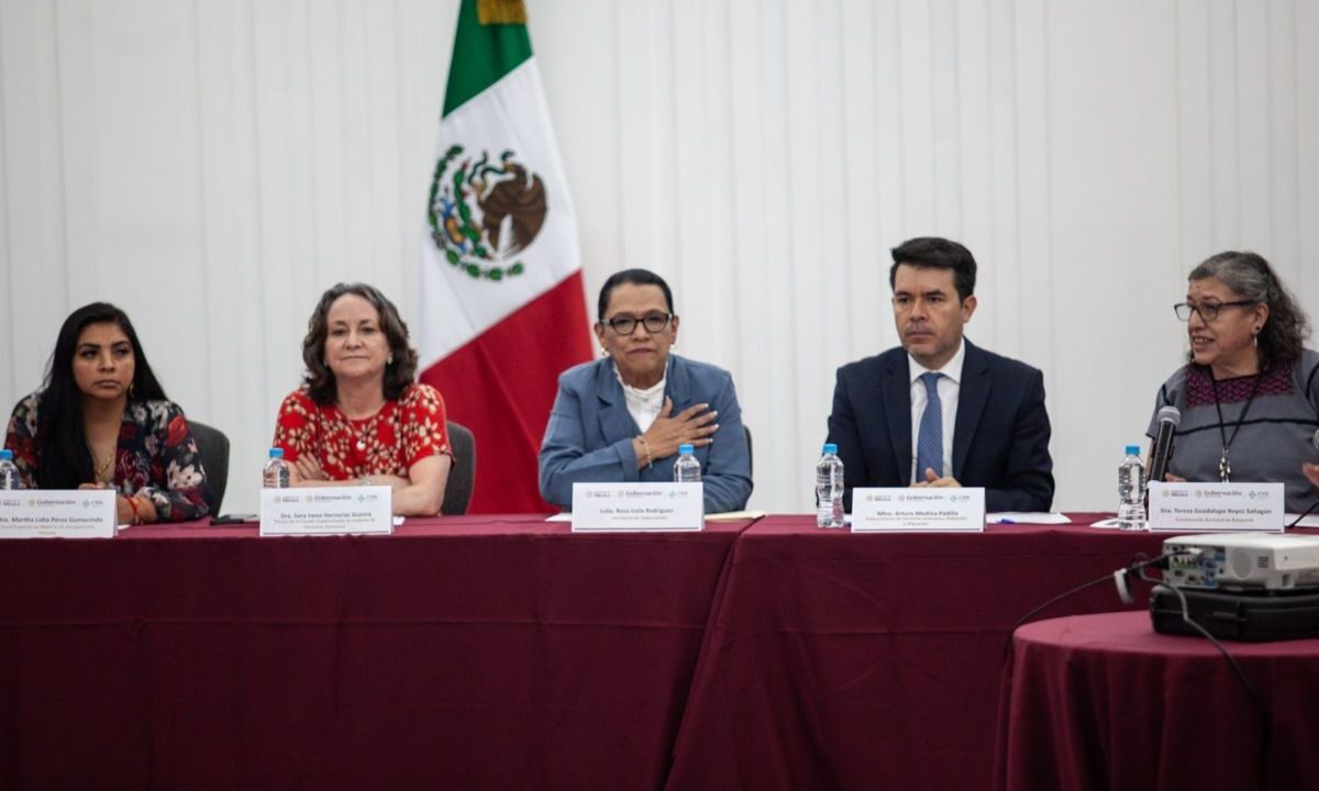 “Reconocer, en primer lugar, la lucha que han dado en este tema, lo que nos obliga a dar mejores resultados. Respetamos su dolor, tienen nuestra solidaridad”. Con estas palabras la secretaria de Gobernación, Rosa Icela Rodríguez arrancó la sexta mesa de diálogo con colectivos de búsqueda de personas.