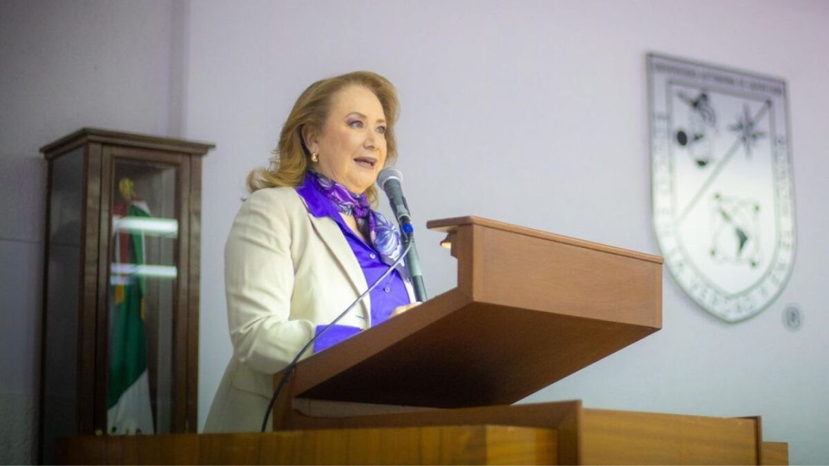 Ministra Yasmín Esquivel en un encuentro con la comunidad estudiantil de la Universidad Autónoma de Querétaro.