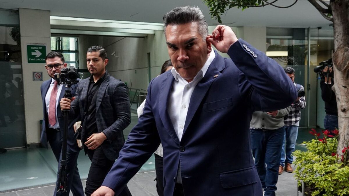Alito Moreno, líder nacional del PRI, dijo que mientras el pueblo sufre las consecuencias de la recesión, grupos cercanos al poder han florecido, beneficiándose de contratos e inversiones sin transparencia.