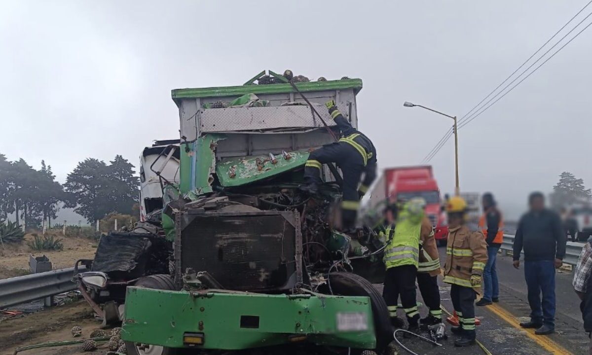 Mueren dos personas por carambola entre camiones en la autopista México-Veracruz.