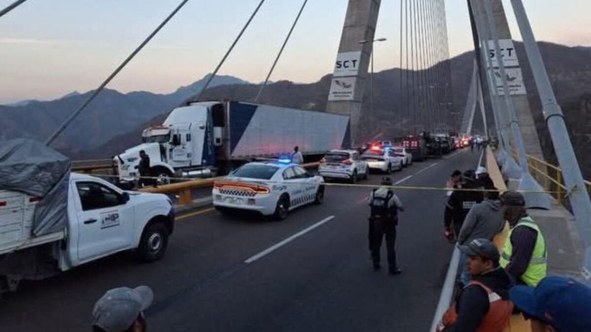 Tráiler choca contra retén policiaco en la autopista Durango-Mazatlán y deja 3 oficiales muertos y dos más heridos.