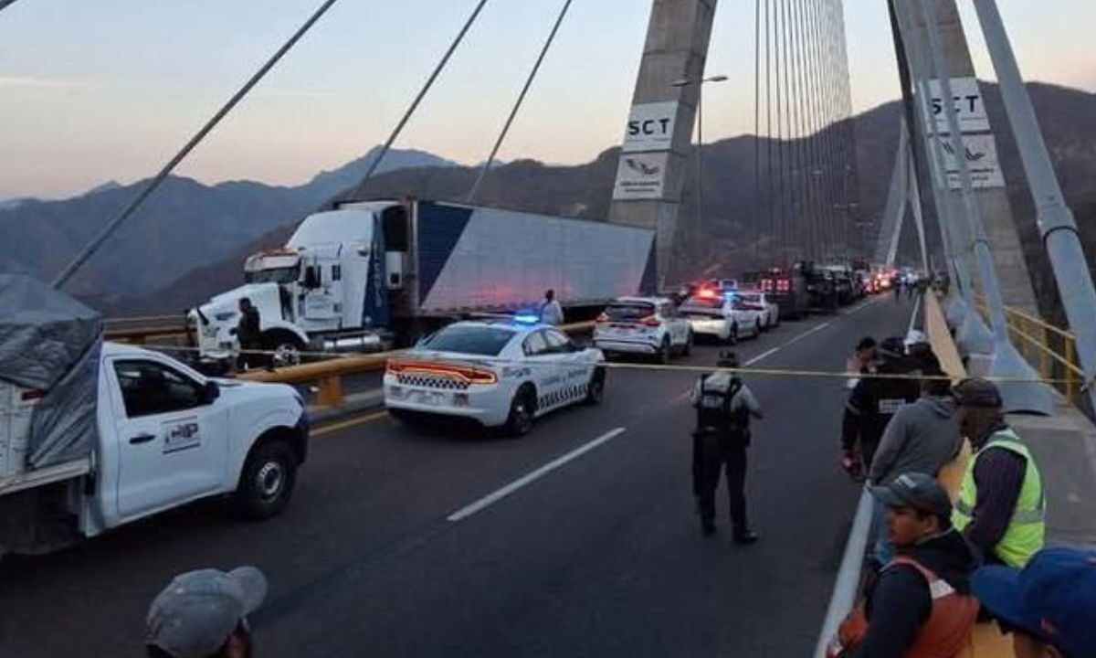 Tráiler choca contra retén policiaco en la autopista Durango-Mazatlán y deja 3 oficiales muertos y dos más heridos.