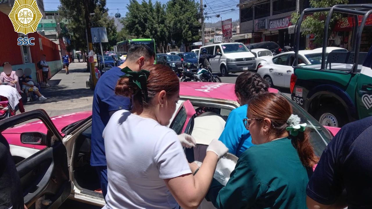 policías ayudan a dar a luz a mujer en un taxi de la CDMX