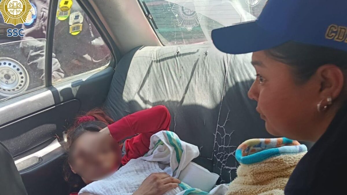 policías ayudan a dar a luz a mujer en un taxi de la CDMX