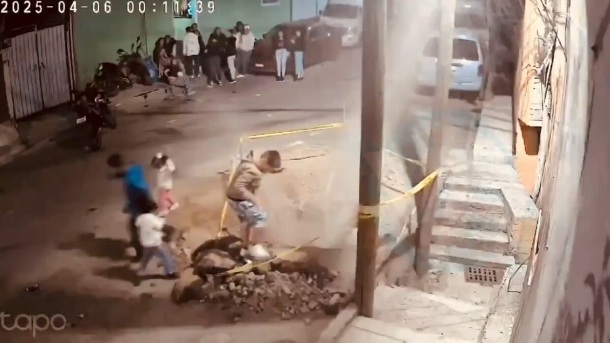 Niños provocan fuga de agua en Naucalpan