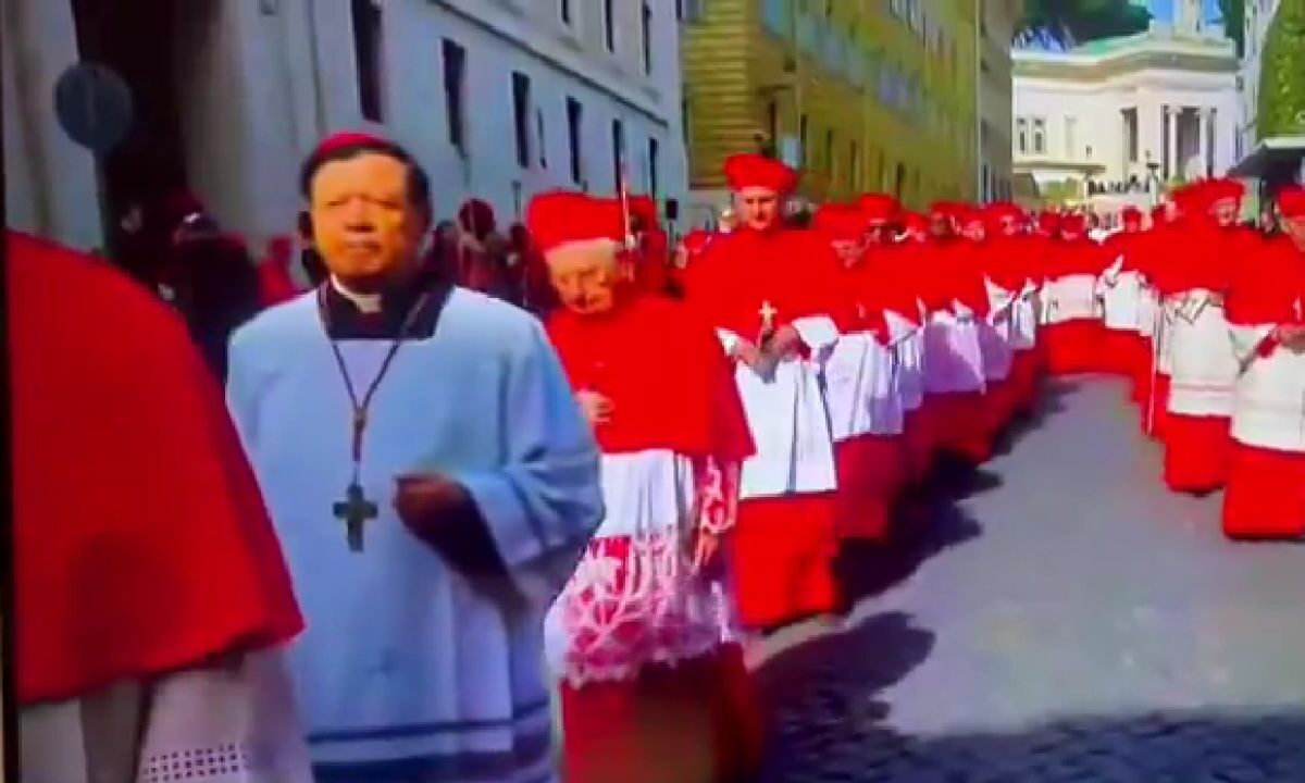 Norberto Rivera participa en los funerales del Papa Francisco.