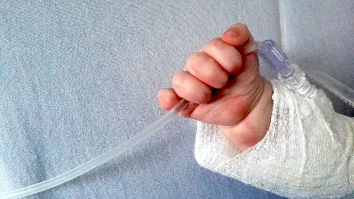 Bebé es atendido con botella de plástica en IMSS Bienestar en Macuspana