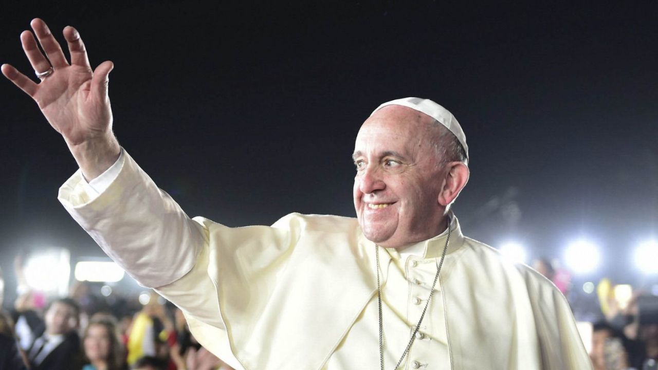 Papa Francisco en una de sus giras