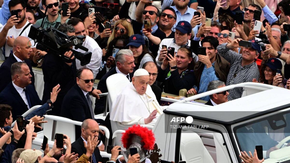 Papa Francisco recorre la Plaza de San Pedro