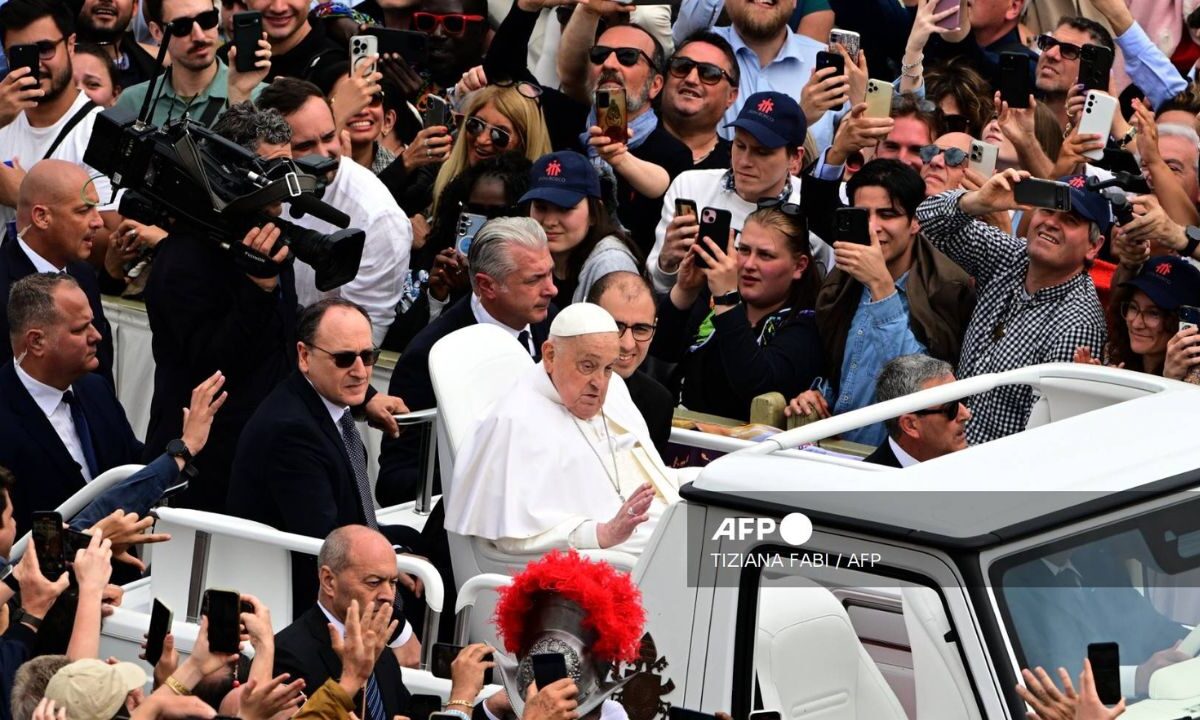 Papa Francisco recorre la Plaza de San Pedro