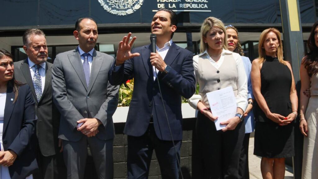 Panistas presentaron una denuncia contra la senadora Andrea Chávez.