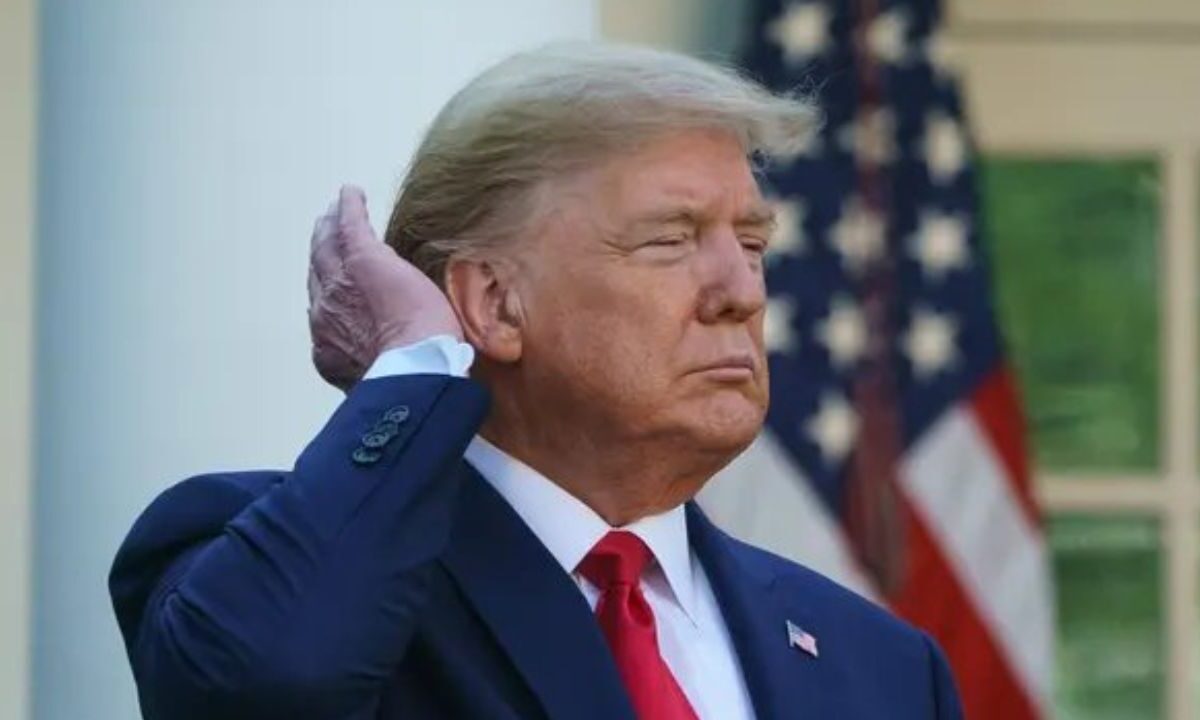 Trump firmó un decreto para aumentar el flujo del agua en las duchas; "para cuidar mi hermoso cabello", dijo.