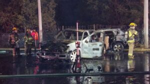 Durante la madrugada de este miércoles, una pareja sobrevivió a un choque e incendio que ocurrió cuando iban abordo de una camioneta.