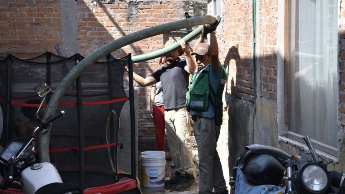 La CEA mantiene de manera permanente el operativo de reparto de agua potable a través de pipas para colonias afectadas por El Realito.